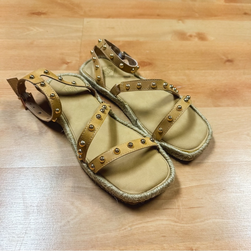 NWT True Craft Tan Notify Studded Sandals Womens Size 7 - Picture 3 of 11